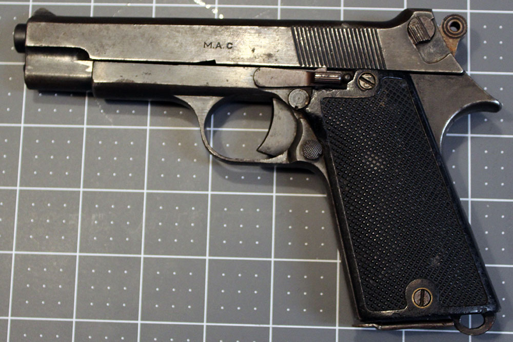 Model 1935S pistol, left side
